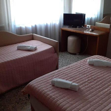 Hotel Ristorante La Terrazza Λίντο ντι Καμαϊόρε Εξωτερικό φωτογραφία